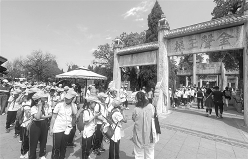 研学导师为学生讲解金声玉振坊